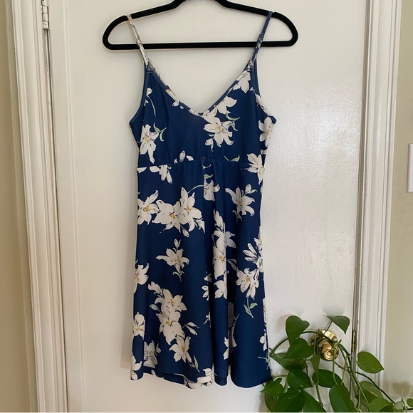 Blue white and yellow daffodil summer sundress dress from Shein, size small - Picture 3 of 9